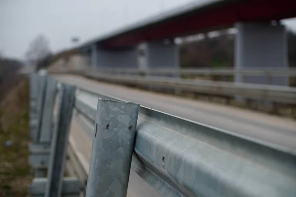 旧桥金属护栏的软焦点 — 图库照片