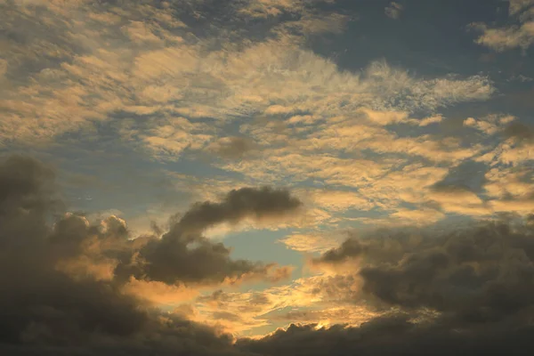 Una Toma Bajo Ángulo Nubes Increíbles Durante Amanecer — Foto de Stock