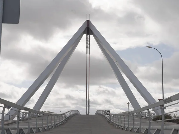 Кабельный Подвесной Мост Против Неба — стоковое фото