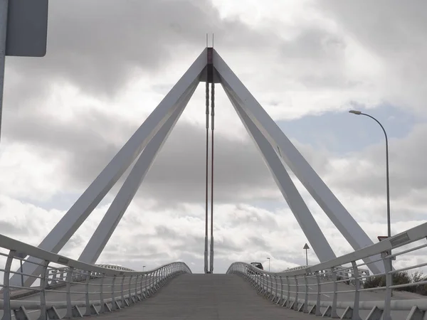 Puente Colgante Con Cable Contra Cielo —  Fotos de Stock