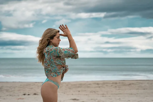 Una Bella Foto Una Modella Bionda Costume Bagno Sulla Spiaggia — Foto Stock