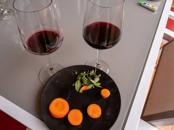 Uma Vista Superior Dois Copos Vinho Tinto Prato Com Cenouras — Fotografia de Stock