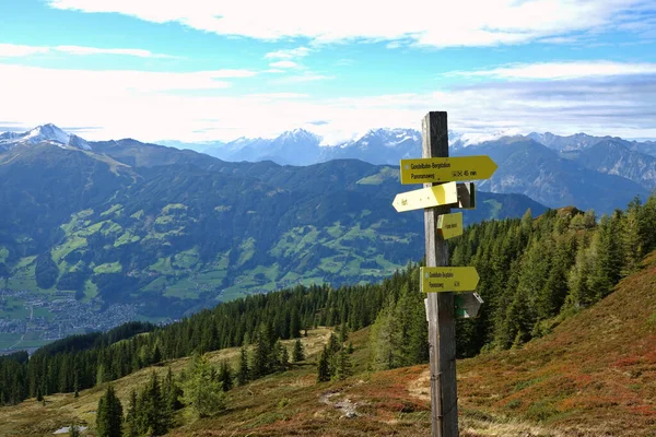 Uma Bela Paisagem Montanhosa Com Poste Sinalização Caminhadas Áustria — Fotografia de Stock