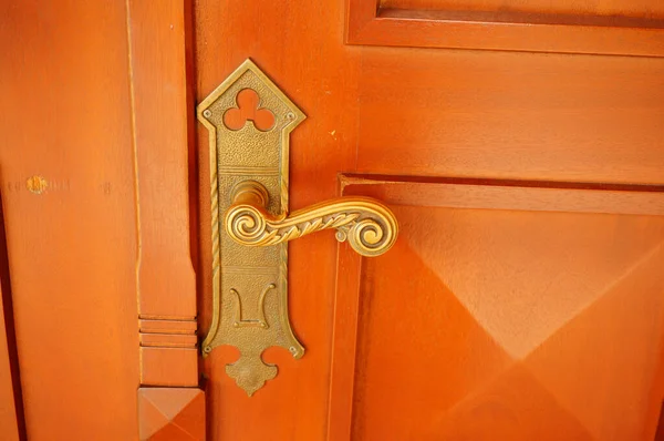 Zbliżenie Ujęcie Starego Złotego Klamki Pomarańczowych Drewnianych Drzwiach — Zdjęcie stockowe