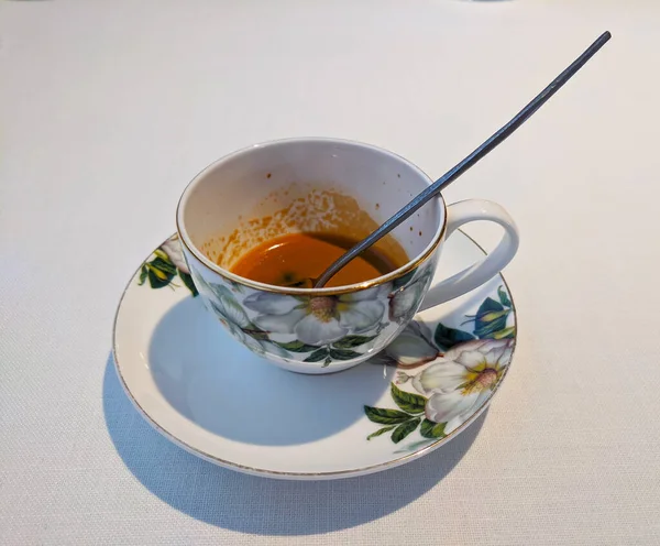 Vacker Kopp Kaffe Porslinskopp Och Ett Tefat Med Blommiga Prydnadsföremål — Stockfoto