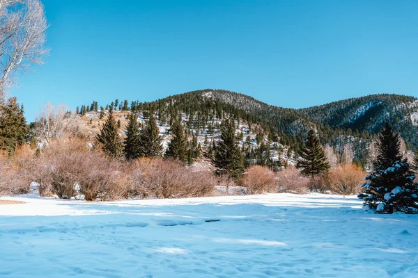 Una Bella Vista Del Terreno Coperto Dalla Neve Sulle Montagne — Foto Stock