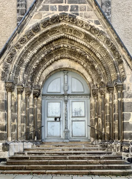 Eine Vertikale Aufnahme Einer Alten Tür Eines Steingebäudes Mit Stufen — Stockfoto