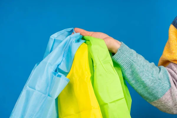 青を背景に再利用可能なショッピングバッグを持つ女性 — ストック写真