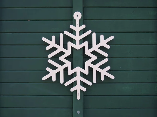 White Snowflake Decoration Green Wall — Stock Photo, Image