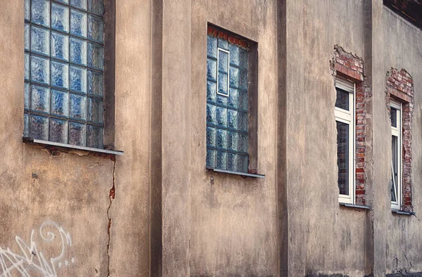 Uma Antiga Fachada Parede Com Janelas — Fotografia de Stock