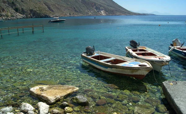 Eine Nahaufnahme Von Booten Die Einer Kleinen Bucht Dorf Loutro — Stockfoto