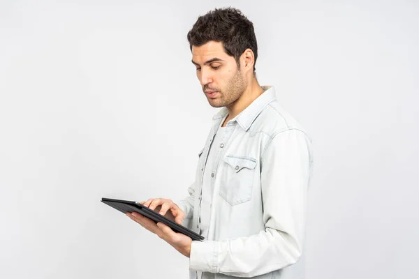 Hombre Caucásico Sosteniendo Una Tableta Pensando Fondo Blanco — Foto de Stock