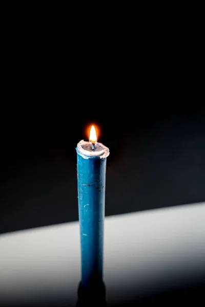 Eine Vertikale Nahaufnahme Einer Einzelnen Langen Kerze Mit Brennender Flamme — Stockfoto