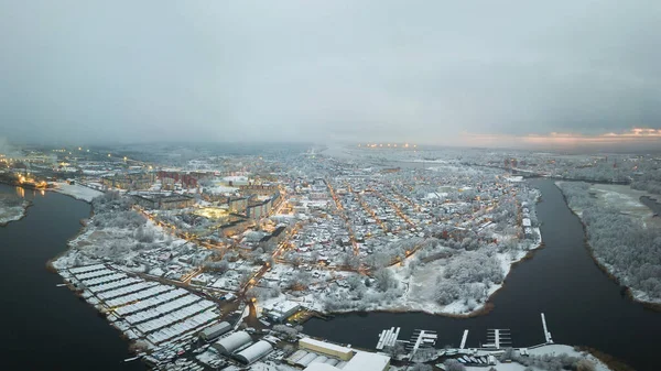 Widok Powietrza Pokryte Śniegiem Miasto Nadmorskie Zimie — Zdjęcie stockowe