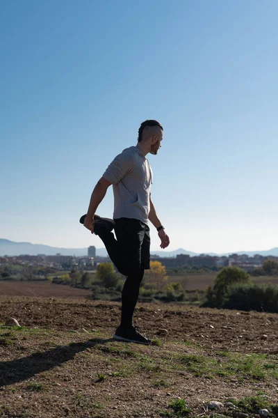 Una Toma Vertical Atleta Haciendo Ejercicio Ejercitándose Día Cálido Soleado — Foto de Stock