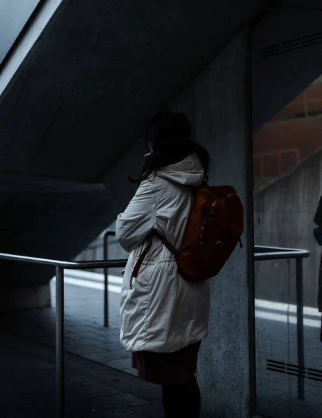 Uma Mulher Parka Branca Fumando Charuto Sob Uma Ponte Pedonal — Fotografia de Stock