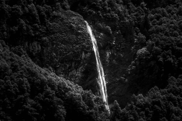 メソココの滝の灰色のショット — ストック写真