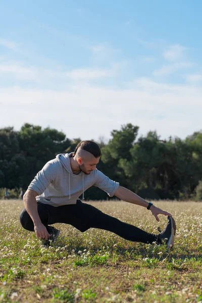 Una Toma Vertical Atleta Haciendo Ejercicio Ejercitándose Día Cálido Soleado — Foto de Stock