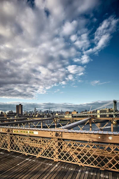 Een Verticaal Schot Van Brooklyn Bridge Onder Bewolkte Hemel New — Stockfoto