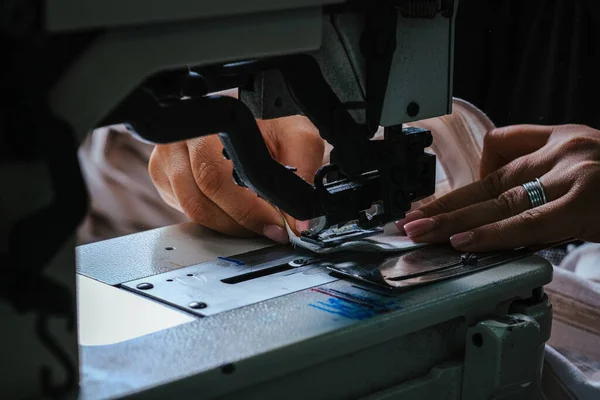 Primer Plano Las Manos Costurera Trabajando Máquina Coser —  Fotos de Stock