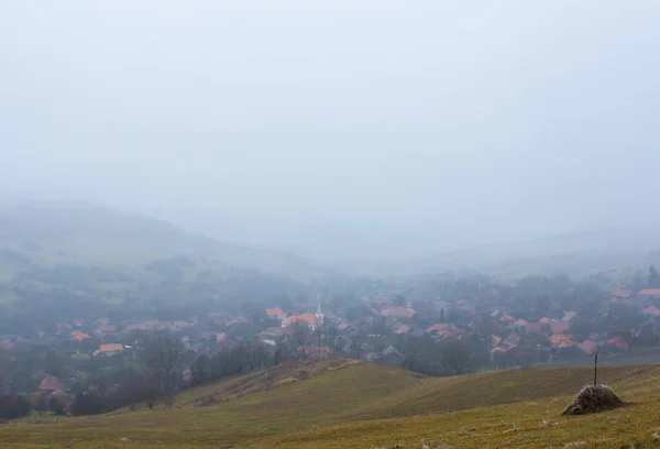 Ein Dorf Zwischen Hügeln Nebel — Stockfoto
