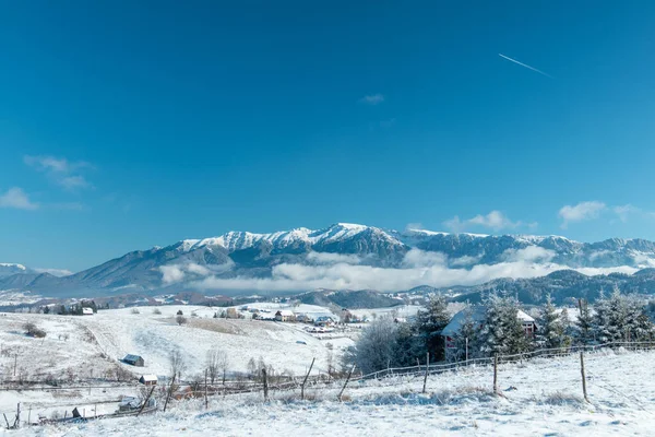 Eine Schöne Aufnahme Von Offenen Schneebedeckten Feldern Mit Ein Paar — Stockfoto