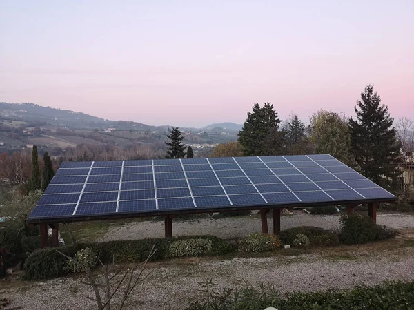 Uma Vista Painéis Solares Instalados Telhado Uma Garagem Fundo Céu — Fotografia de Stock