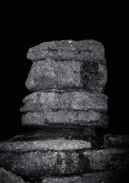 Tiro Vertical Pedras Enormes Cima Uns Dos Outros Fundo Preto — Fotografia de Stock