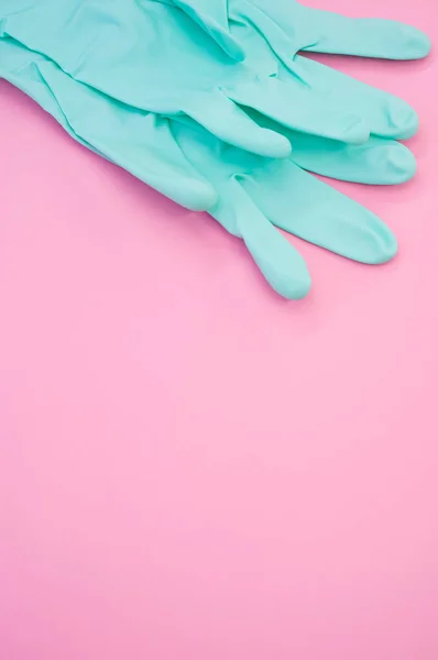 用粉色背景隔离的胶乳橡胶手套的垂直镜头 新的正常概念 — 图库照片