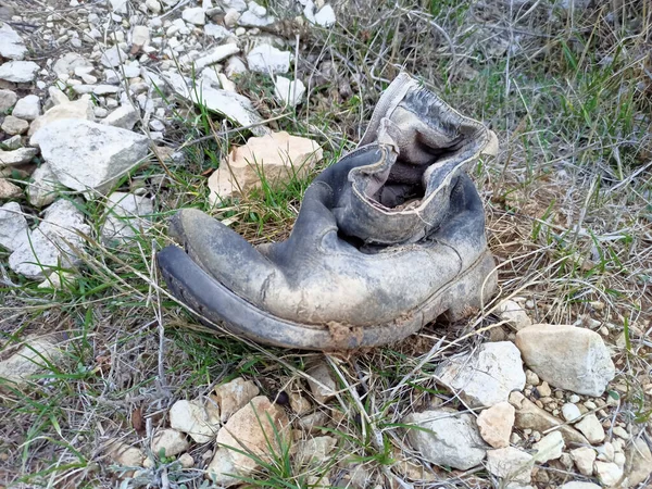 Primer Plano Una Vieja Bota Negra Tendida Suelo Contaminación Ambiental —  Fotos de Stock