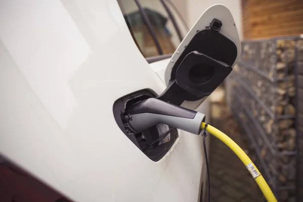 Een Close Shot Van Een Witte Auto Tanken Benzine Door — Stockfoto