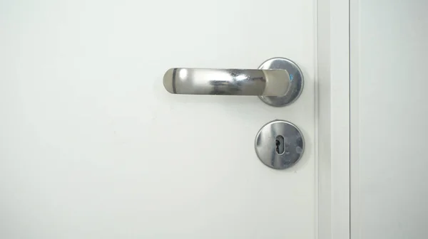 白いドアの金属製のドアノブのクローズアップ — ストック写真