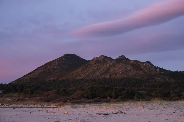 Beau Cliché Une Montagne Coucher Soleil — Photo