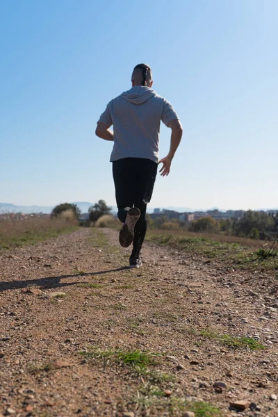 Una Toma Vertical Atleta Haciendo Ejercicio Ejercitándose Día Cálido Soleado — Foto de Stock