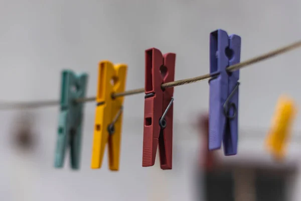 Een Close Shot Van Kleurrijke Wasknijpers Opknoping Van Een Kabel — Stockfoto