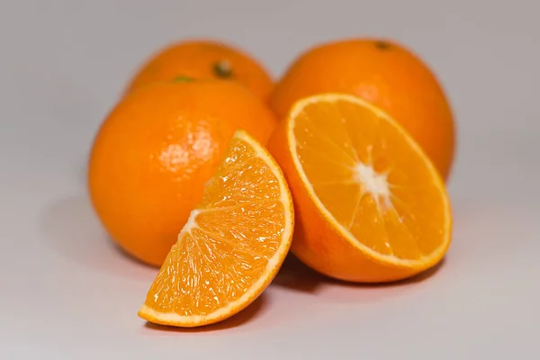 Close Laranja Madura Fresca Com Fatias Uma Superfície Branca — Fotografia de Stock