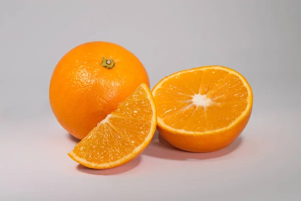 Zbliżenie Świeżo Dojrzałej Pomarańczy Plastrami Białej Powierzchni — Zdjęcie stockowe