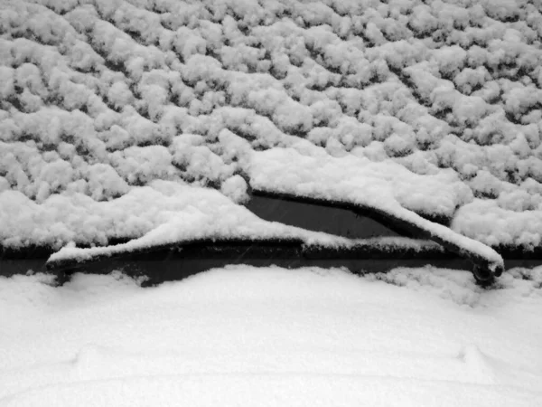 Ένα Κοντινό Πλάνο Του Αυτοκινήτου Παρμπρίζ Καλυμμένο Χιόνι — Φωτογραφία Αρχείου