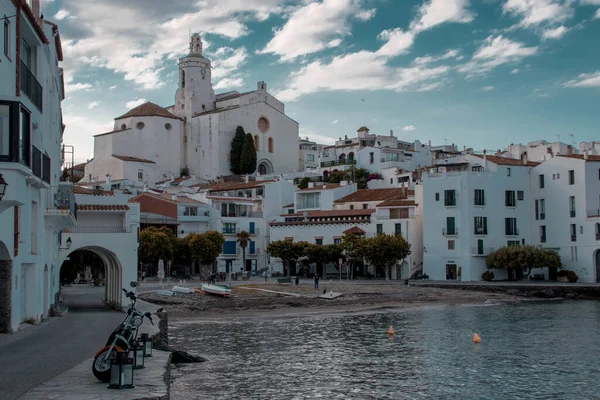 Hermosa Ciudad Cadaques Con Cielo Azul Fondo Casas Blancas Cataluña —  Fotos de Stock