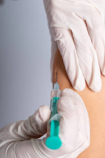 Selektiv Fokusbild Vaccininjektionsprocess — Stockfoto