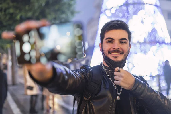 Una Foto Superficial Joven Macho Tomando Una Foto Con Árbol — Foto de Stock