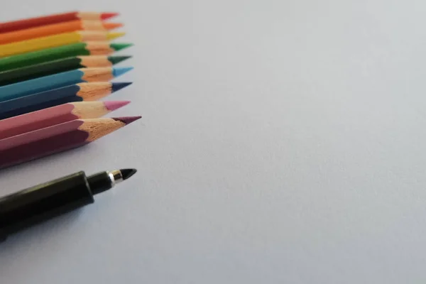 Angle Élevé Crayons Pointus Colorés Sur Une Surface Blanche — Photo