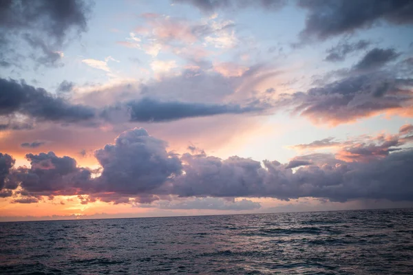 Uma Paisagem Mar Sob Céu Nublado Durante Pôr Sol Tirar — Fotografia de Stock