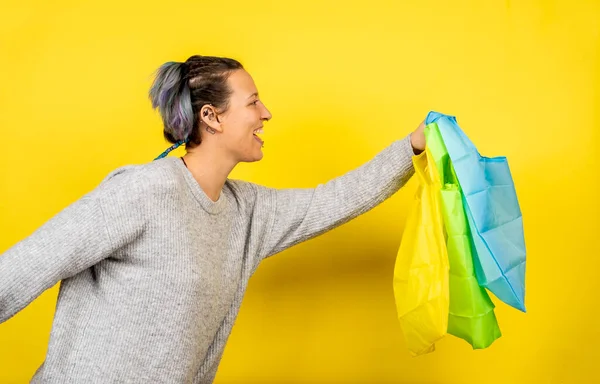 Uma Jovem Caucasiana Alegre Segurando Sacos Compras Reutilizáveis Contra Fundo — Fotografia de Stock