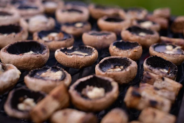 Fuoco Morbido Funghi Portabella Preparati Ripieni Formaggio Una Griglia — Foto Stock