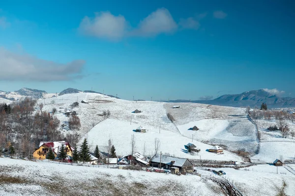 Una Hermosa Toma Campos Abiertos Cubiertos Nieve Con Unas Pocas —  Fotos de Stock