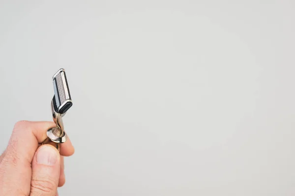 Een Close Shot Van Een Hand Holdi Beige Zwart Scheermes — Stockfoto