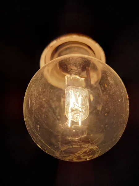 Detailní Vertikální Záběr Staré Zaprášené Žárovky — Stock fotografie