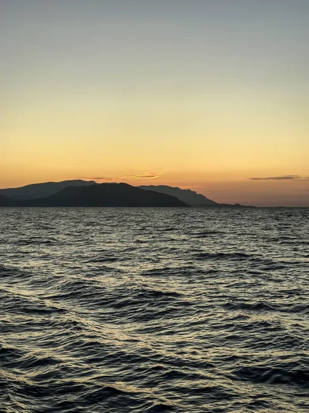 Alacakaranlıkta Ufukta Katmanlı Dağlarla Dalgalı Deniz Suyunun Görkemli Dikey Görüntüsü — Stok fotoğraf