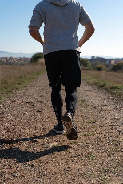 Una Toma Vertical Atleta Haciendo Ejercicio Ejercitándose Día Cálido Soleado — Foto de Stock